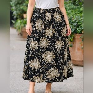 Vintage 🇨🇦 Floral Black and Cream Women's Skirt